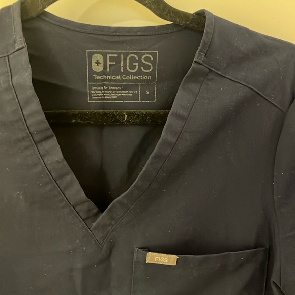 FIGS navy scrub top with pocket - Picture 1 of 2